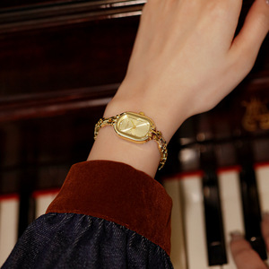 นาฬิกาข้อมือผู้หญิงทรงรีอัลลอยด์ขนาดกะทัดรัด แฟชั่นย้อนยุค สีทอง - Product Image 5