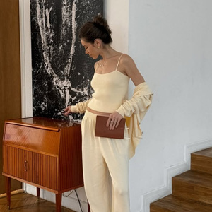 Completo Abito Coordinato da Donna in Maglia di Lana Beige con Spalle Scoperte e Maniche Lunghe, Stile Casual di Lusso con Dettagli in Pelliccia, Collezione Primavera - Product Image 2