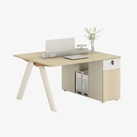 Poste de travail en L pour 4 personnes, bureau de personnel moderne et simple avec écran, casier et cloison, bureau informatique pour employés avec rangement