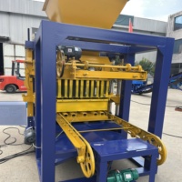 Machine de production de briques hydraulique QT4-24 avec solutions de moules personnalisées