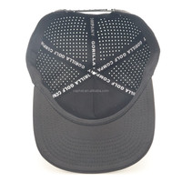 Casquette de baseball 5 panneaux personnalisée avec logo en relief, imperméable, découpée au laser, perforée, respirante, avec cordon, pour événements d'entreprise