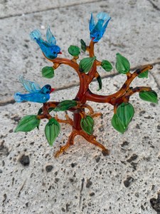 Arbre en verre fait main avec des oiseaux bleus et des feuilles vertes, décoration de bureau contemporaine, objet d'art - Product Image 4
