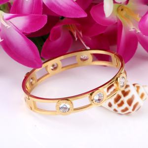 กำไลข้อมือดีไซน์คลาสสิก สวยหรู ทันสมัย วัสดุสแตนเลสสตีลชุบทอง ประดับด้วยเพทายหลากสี สำหรับผู้หญิง - Product Image 6