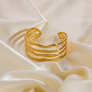 Pulsera Retro de Acero de Titanio Calado, Chapada en Oro de 18K, Joyería de Moda para Mujer, Estilo Veraniego - Product Image 3