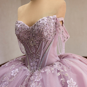 Robe de bal de Quinceañera élégante en tulle lavande avec traîne Watteau, ornée de dentelle florale 3D perlée et scintillante, style vintage Rsm261101 - Product Image 6