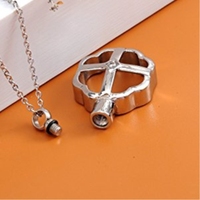 Colgante Cruzado Conmemorativo de Acero Inoxidable Plateado con Circonita, Regalo Unisex