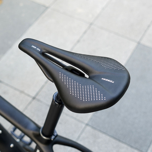 <span class=keywords><strong>Selle</strong></span> de vélo en fibre de carbone personnalisée avec ventilation et cuir PU, légère et durable pour vélos de route et de montagne, OEM - Product Image 2