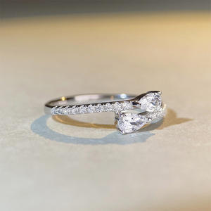 Anello di fidanzamento Q408 in oro bianco con diamante taglio a pera naturale per donna, colore D, con pietre laterali. - Product Image 6