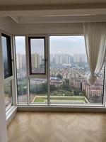 Ventanas Abatibles Modernas y Duraderas de Aleación de Aluminio con Vidrio Resistente a Huracanes para Exteriores de Villas