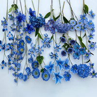 Guirlande de fleurs artificielles en soie bleue faite à la main pour décoration d'allée de mariage, style célébration festive, respectueuse de l'environnement