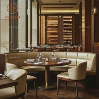 Ensemble de mobilier de café, restaurant, table ronde en bois, canapé incurvé beige et deux chaises individuelles pour les espaces de restauration