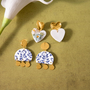 Pendientes colgantes con forma de corazón de flor, de acero inoxidable, chapados en oro, para fiestas. - Product Image 2