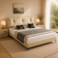 Lit moderne beige écologique en cuir véritable rembourré avec des tables de chevet circulaires et une tête de lit rembourrée
