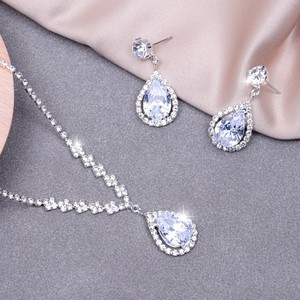 Set di Gioielli alla Moda con Collana e Orecchini a Goccia in Cristallo Bianco Scintillante, Ideale per Cene ed Eventi Eleganti - Product Image 4