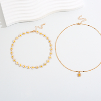 Collier ras du cou Daisy et ensemble de chaînes délicates plaqué or avec breloques fleurs émaillées – Bijoux superposés tendance, cadeau pour femme, idéal pour les fêtes