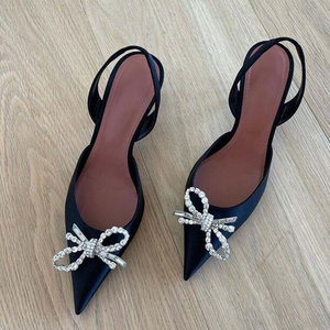 Sandales d'été pour femmes en satin à talons chaton hauts, bout pointu, à bride arrière, avec nœud en strass scintillant, style slingback - Product Image 5