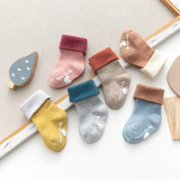 Vente en gros de chaussettes antidérapantes respirantes pour bébés, chaussettes antidérapantes en coton colorées pour nouveau-nés