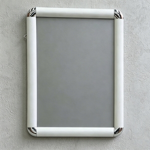 Cadre en aluminium professionnel de 25 mm avec coins arrondis et panneau arrière en PE pour l'affichage sécurisé d'affiches dans les écoles et les bureaux - Product Image 1