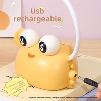 Lampe de bureau LED pour enfants, motif crabe de dessin animé, protection des yeux, abat-jour en plastique, taille-crayon, porte-stylo, chargement USB