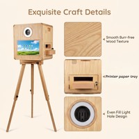 La nouvelle cabine photo mobile en chêne présente une coque en bois, équipée d'une imprimante à transfert thermique et d'un appareil photo reflex numérique.