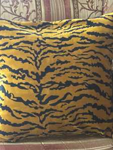 Housse de coussin en velours de coton imprimé Tigre Doré Moutarde : Sublimez votre intérieur avec un style sauvage luxueux pour la maison moderne. - Product Image 6