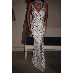 Vestido Largo Blanco con Puntos y Detalle de Rosas para Mujer, Estilo Formal, Recto, de Poliéster, para Verano, Varias Tallas Disponibles - Product Image 4