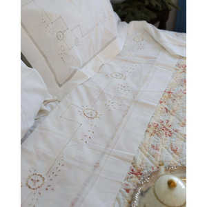 Drap en lin antique Pietrochianese avec broderie ajourée, draps plats et housses de matelas élégants - Product Image 1