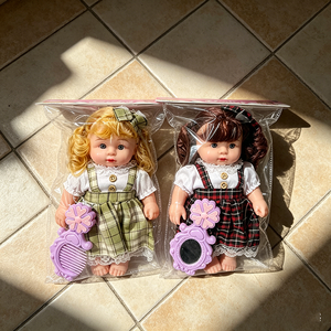 Poupée parlante compacte de 27 cm avec miroir et peigne, idéale comme cadeau de fête ou jouet de décoration pour chambre d'enfant - Product Image 2