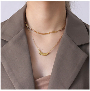 Collar con colgante de Luna chapado en oro de 18K de acero inoxidable de diseño de lujo - Product Image 3
