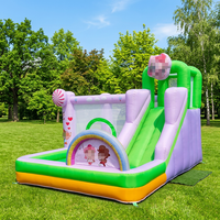 Château gonflable avec toboggan et piscine à balles, motifs de dessins animés colorés pour les fêtes d'enfants en plein air, aire de jeux, centre d'amusement