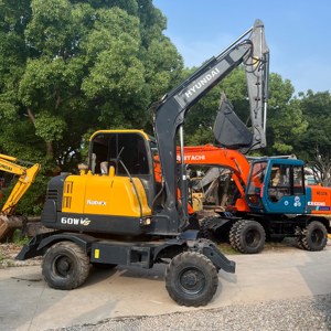 Mini-excavatrice sur pneus Hyundai 60WVS d'occasion, 6 tonnes, avec moteur et boîte de vitesses, prix bas - Product Image 3