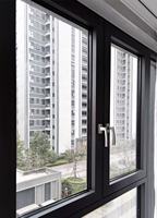 Fenêtres à battants modernes en aluminium pour extérieur, triple vitrage isolant, certifiées Energy Star, style ouverture battante pour chambre de villa