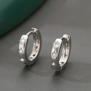 Orecchini a Cerchio a Forma di Stella per Donne, Design Minimalista Delicato, Gioielli Versatili per Uso Quotidiano - Product Image 6