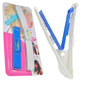 Herramienta de corte de pelo con diseño azul y blanco para recortar flequillos y peinar el cabello - Product Image 1