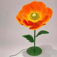 Reuzenpapieren kunstbloemenstandaard met oranje LED-verlichting, klaproosvormig, voor bruiloften, evenementendecoratie en commerciële bloemendisplays.
