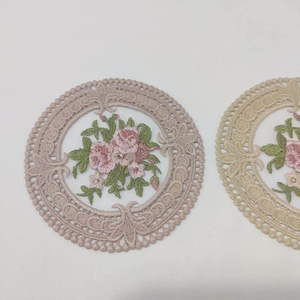 Napperons ronds imperméables réutilisables romantiques en PVC coton avec tissu de dentelle de papier paramètres extérieurs dans un style à carreaux pour les mariages - Product Image 3