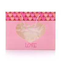 Deux boîtes à serviettes en carton blanc avec fenêtre en PVC utilisées pour les boîtes-cadeaux de banquet de mariage et les boîtes d'emballage textiles pour la maison