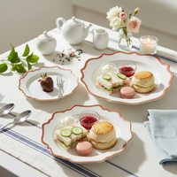 Assiettes de présentation en céramique rose avec bordure dorée festonnée - Ensemble de décoration de table pour mariage, réception, fête prénuptiale et fiançailles