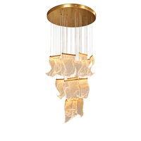Lustre suspendu décoratif en acrylique courbé avec canopée en laiton brossé couleur champagne et éclairage LED pour projet d'éclairage d'escalier de duplex