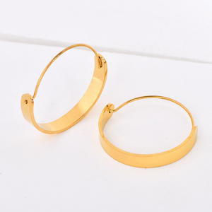 Vente en Gros de Bijoux de Mode Boucles d'Oreilles Lisses Tendance pour Femmes Boucles d'Oreilles Grandes Créoles en Or de 25mm de <span class=keywords><strong>Large</strong></span> - Product Image 2