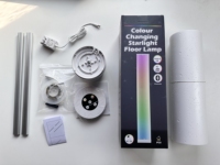 Lampe de sol LED moderne avec télécommande, 16 millions de couleurs changeantes RGB et lampe d'angle à intensité variable pour chambre à coucher