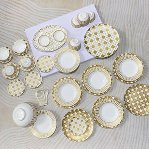 Service de table en porcelaine de style européen, 41 pièces, luxe, motif à carreaux dorés, assiettes à dessert en céramique en porcelaine fine à motif végétal - Product Image 1
