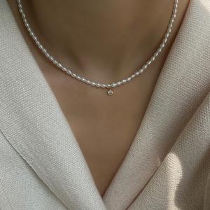 Collar de Perlas de Agua Dulce Naturales con Circonita Esmeralda Mini Chapada en Oro de 14K, Cadena para Clavícula de Lujo Inspirada en INS, Elegancia Ligera - Product Image 2