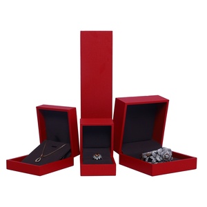 Boîte de rangement pour bijoux en similicuir rouge avec logo personnalisable, style simple, pour bagues, colliers et boucles d'oreilles - Product Image 1