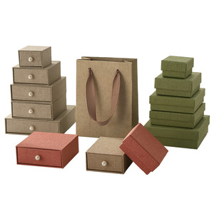Boîte cadeau en carton rigide de luxe sur mesure en gros avec fermeture magnétique et insert en mousse EVA pour cosmétiques et bijoux - Product Image 1