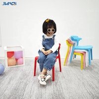 Chaise Chiavari empilable en plastique PP pour enfants, idéale pour les réceptions, événements et mariages - Vente en gros pour fabricants