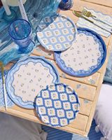 Assiettes en papier bleues thème côtier, décorations nautiques pour enterrement de vie de jeune fille, aménagement de table pour dîner en bord de mer, décor d'anniversaire sur la plage, décoration florale de table