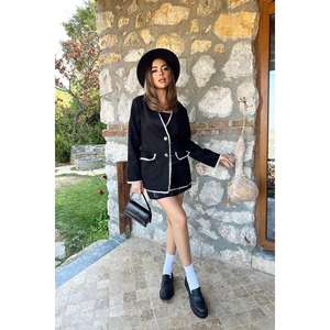 Chaqueta de mujer de gamuza negra con mangas largas y ribete a rayas. - Product Image 4