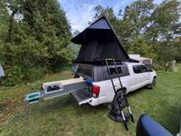 XINYI OEM Capot de benne rigide personnalisé pour pick-up, coque de camping imperméable, protection de chargement pour Toyota Tacoma 2016 à 2026