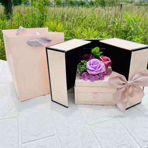 Boîte cadeau <span class=keywords><strong>de</strong></span> luxe à double porte, motif <span class=keywords><strong>de</strong></span> fleurs <span class=keywords><strong>éternel</strong></span>les, logo personnalisé pour les <span class=keywords><strong>souvenirs</strong></span> <span class=keywords><strong>de</strong></span> demoiselles d'honneur, emballage <span class=keywords><strong>de</strong></span> parfum, laminage mat - Product Image 6